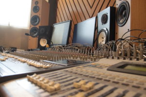 Consoles de mixage du studio A La Ferme